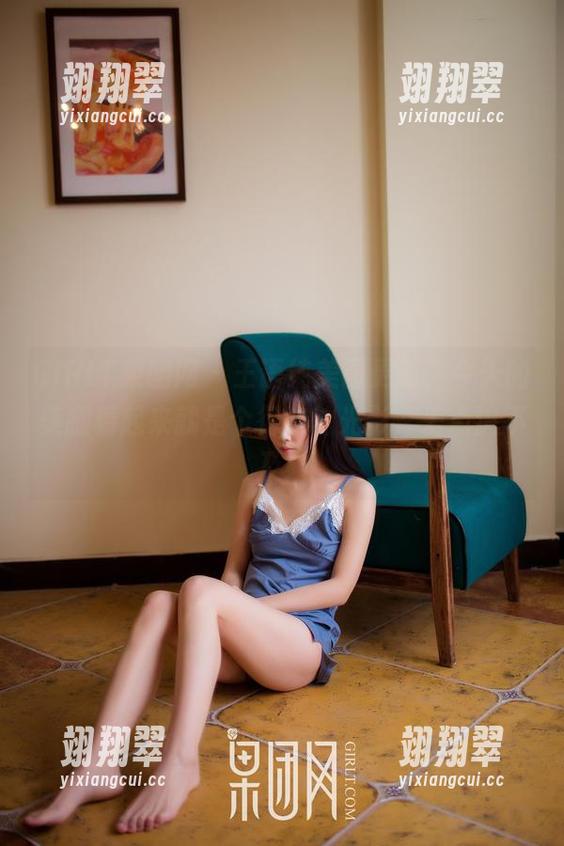 GIRLT果团网 - 王语纯美图更新，今天的美腿看起来就是个行走的光影，差点追不及！-翊翔翠
