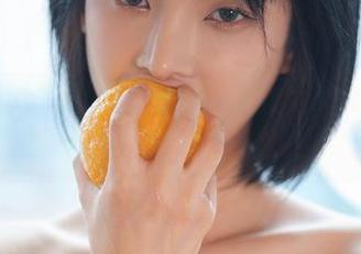 分享Hyoyeon(김효연)的高跟鞋魔力，COS出街的最佳灵感！