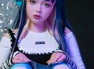 看看NinJa阿寨寨的这组吊带袜套图，谁说袜子不能搞事情？