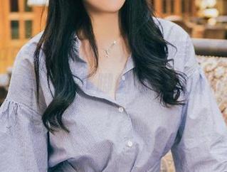 TouTiao头条女神 - 周熙妍写真集，下载方式很简单，但美脚的吸引力却让人头疼！