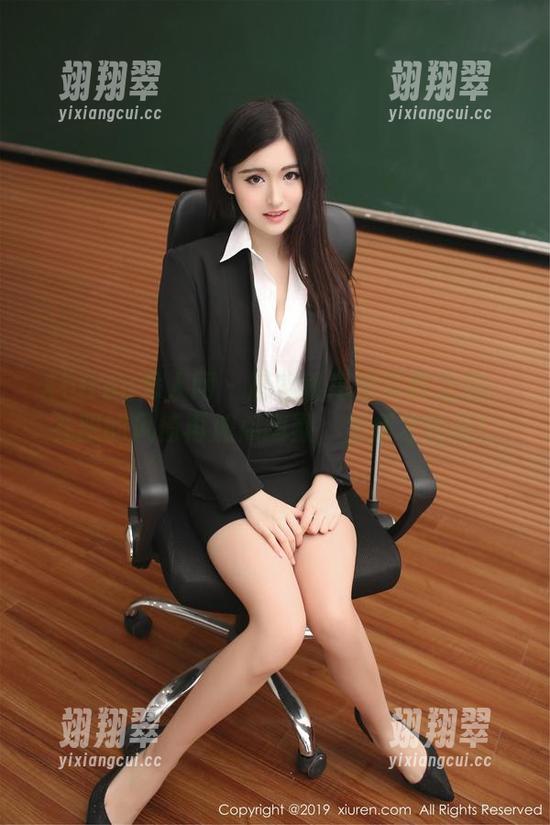 Xiuren秀人网 - 唐翩翩高清写真之旅:礼服的风情再加点幽默,生活才完美!-翊翔翠 Xiuren秀人网 - 唐翩翩高清写真之旅:礼服的风情再加点幽默,生活才完美!-翊翔翠