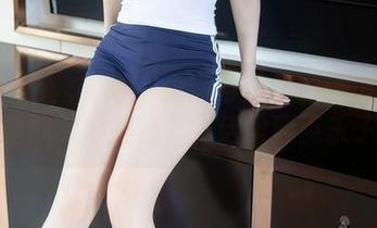 Xiuren秀人网 - 逗趣与美丽的碰撞：江露露的制服美图，生活需要点乐子！