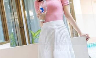 YouMi尤蜜荟 - Mila豆嘟嘟撩人女仆图集，光怪陆离的美图到底藏了啥？