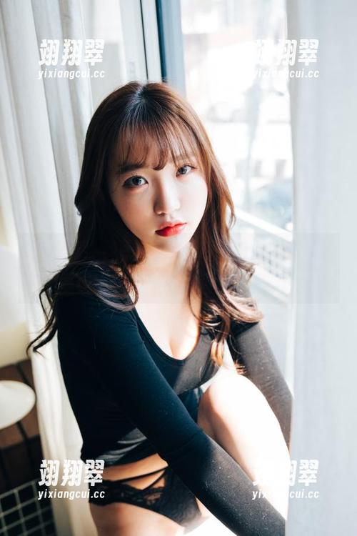 图片背后，yeeun孙乐乐的白丝原图让人心里痒痒，想知道她的下一个创作。-翊翔翠