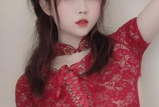 别说我偏心，依依超级懒的美腿绝对是我的心头好！原图精选，快来看看她那迷人的曲线！