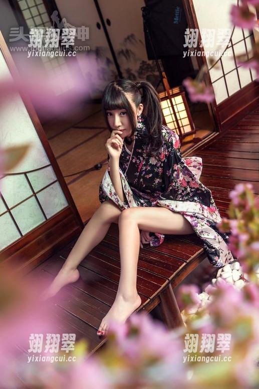 头条女神 - 余心曼的白丝写真：在这种静谧中，你还能专心吗？-翊翔翠
