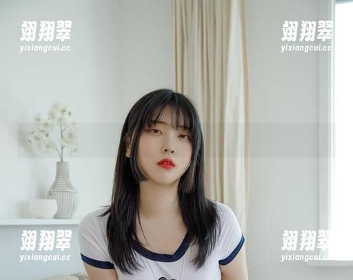 宅家也疯狂：宋哈娜破洞牛仔裤下的美图冒险！-翊翔翠