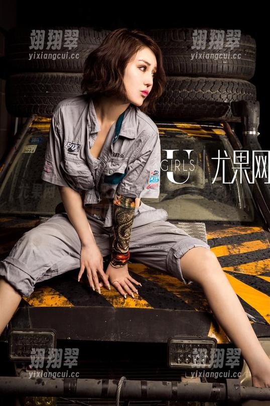 尤果网 - 谁说只有美才重要？李思宁瑜伽原图里的小怪咖-翊翔翠