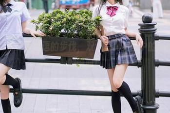 尤蜜荟 - 跟着是小逗逗的步伐，双人写真美图中的那些不为人知的瞬间！