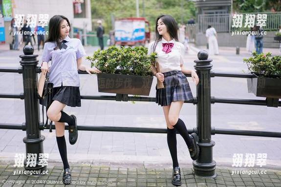 尤蜜荟 - 跟着是小逗逗的步伐，双人写真美图中的那些不为人知的瞬间！-翊翔翠