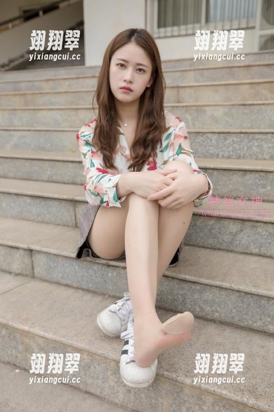 梦丝女神 - 一图胜千言：灵唯的电喵女神浴缸图，原图轻轻撩拨着我的心-翊翔翠