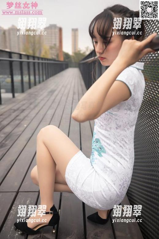 梦丝女神 - 灵唯泳池写真集：我在戏水中，分享那些难以言说的水中乐趣，等你来探秘！-翊翔翠