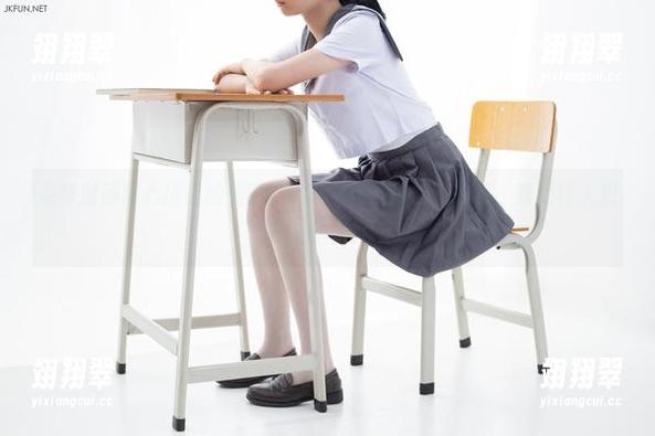 森萝财团精心挑选的美图：灰丝学妹们的夏日悠然，真是让人想入非非！-翊翔翠