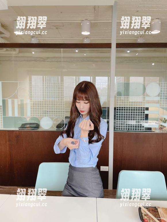 泥泥汝：OL女郎A的写真，图片中闪烁的调皮眼神！-翊翔翠
