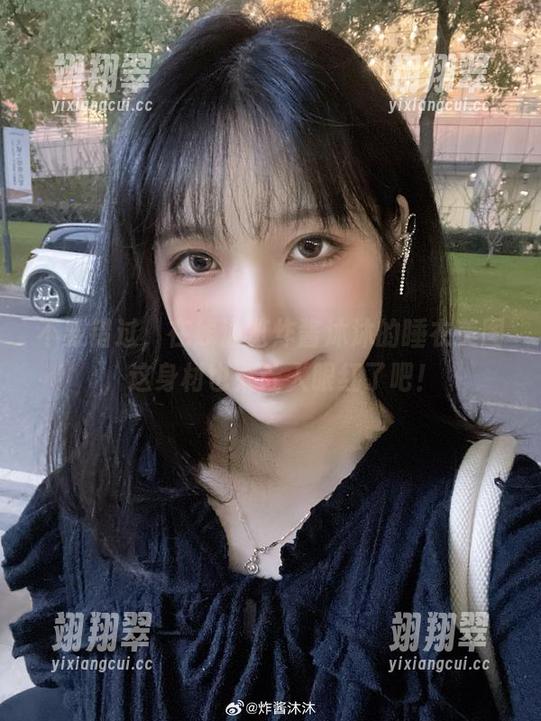 不要错过，在线浏览炸酱沐沐的睡衣美图，这身材也太让人眼红了吧！-翊翔翠