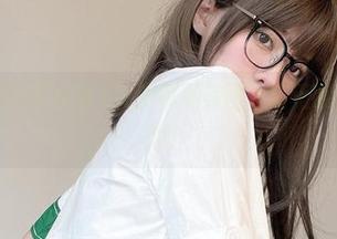 免费获取眼酱大魔王w的制服美图，反正我是不想错过！