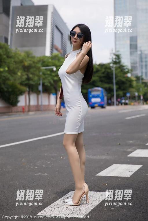 秀人网 - 如何让小小白思宜的御姐私房美图五光十色？答案就是：玩转幽默与魅力的完美结合！-翊翔翠