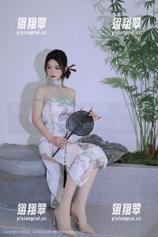 秀人网 - 糯美子Mini新作JK，资源满仓，快来感受一下这份美丽吧！-翊翔翠