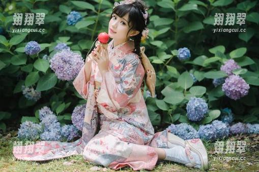 在户外，花柒Hana无意中成了风景：揭秘精选图片背后的‘故事’！-翊翔翠