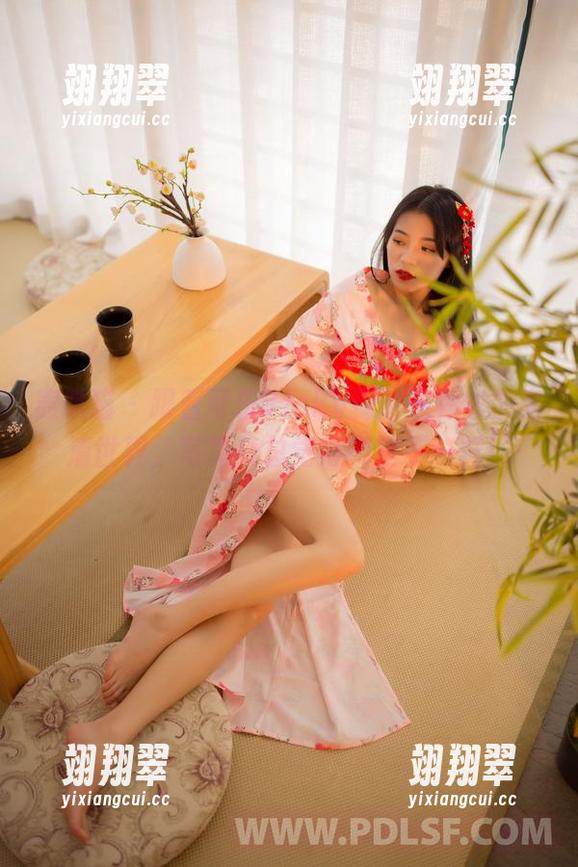 轰趴猫 - 跟着可乐Vicky探险连体衣的高清世界，写真集总觉得哪里不一样！-翊翔翠