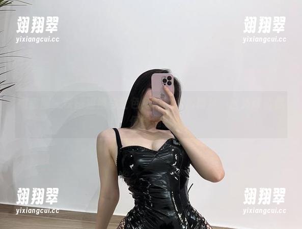 微密圈 - 铁锤姐姐与红色兔妹的私房图片：这波颜值你值得拥有-翊翔翠