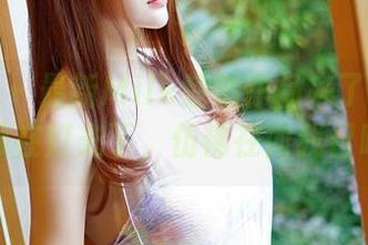 青豆客 - 最新Milk楚楚作品来了：那个女孩在灯光下，仿佛在向我召唤！