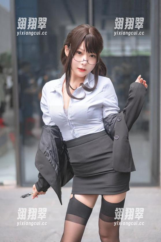 香草喵露露的白绿套装太犯规，网盘里的写真真是让人迷惑的美-翊翔翠